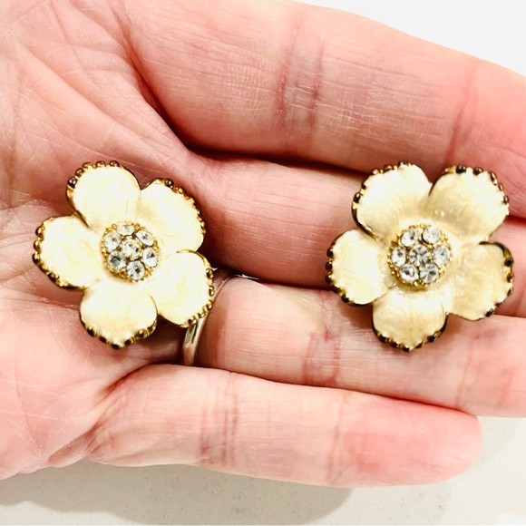 Vintage Gold Tone Poppy Flower w/ Pave Rhinestone Center Clip On Stud Earrings - Picture 9 of 10